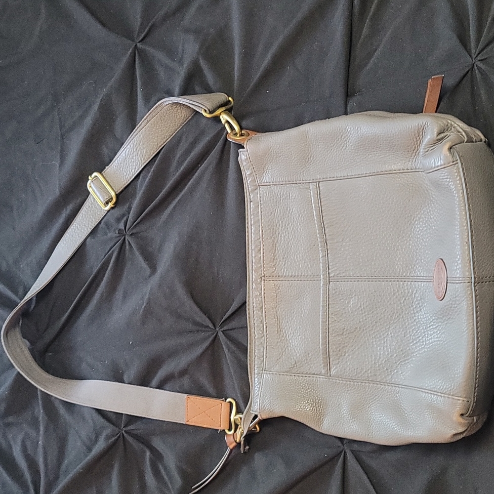🖤 Fossil Gray Leather Crossbody